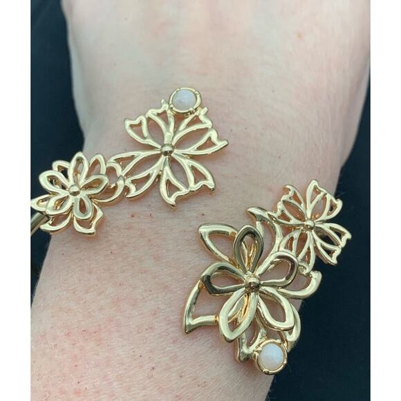 Vintage NRO for Avon Cuff Bangle Bracelet Gold Tone Flowers Cottagecore Feminine - Picture 1 of 6